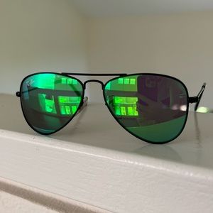 Green Ray-Ban aviators for baby!